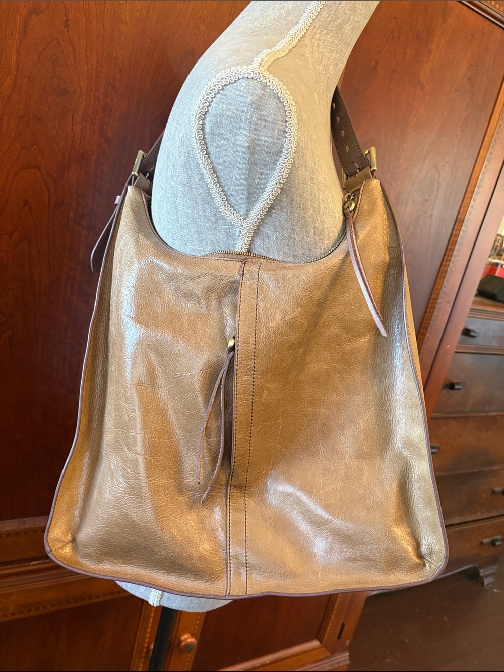 HOBO Large Hobo Shoulder Bag in Warm Brown Leather